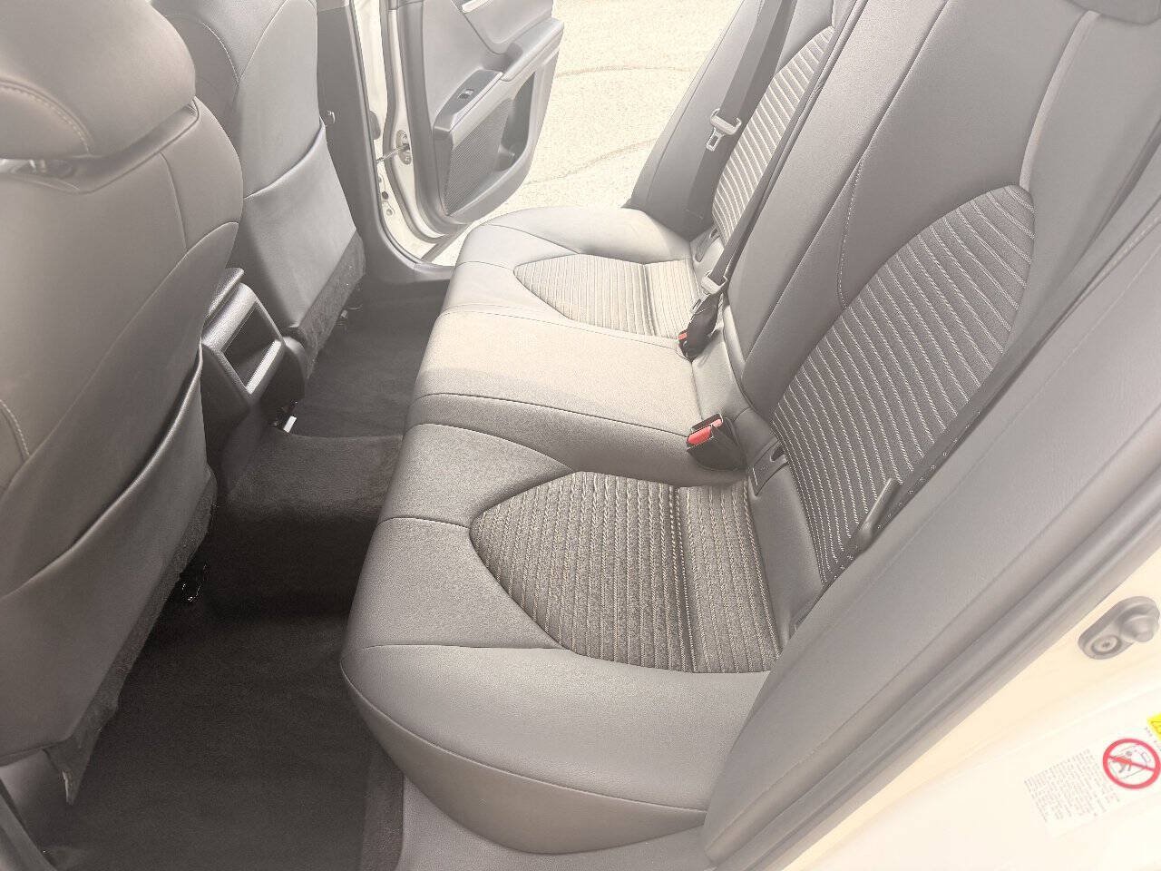 Used 2018 Toyota Camry SE FWD image 12