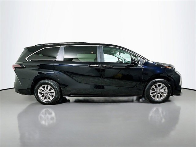 Used 2025 Toyota Sienna XLE image 8