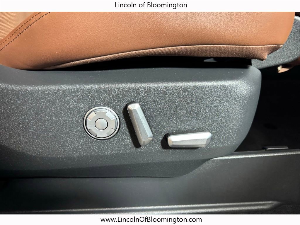 Certified 2025 Lincoln Navigator Reserve AWD/4WD image 16