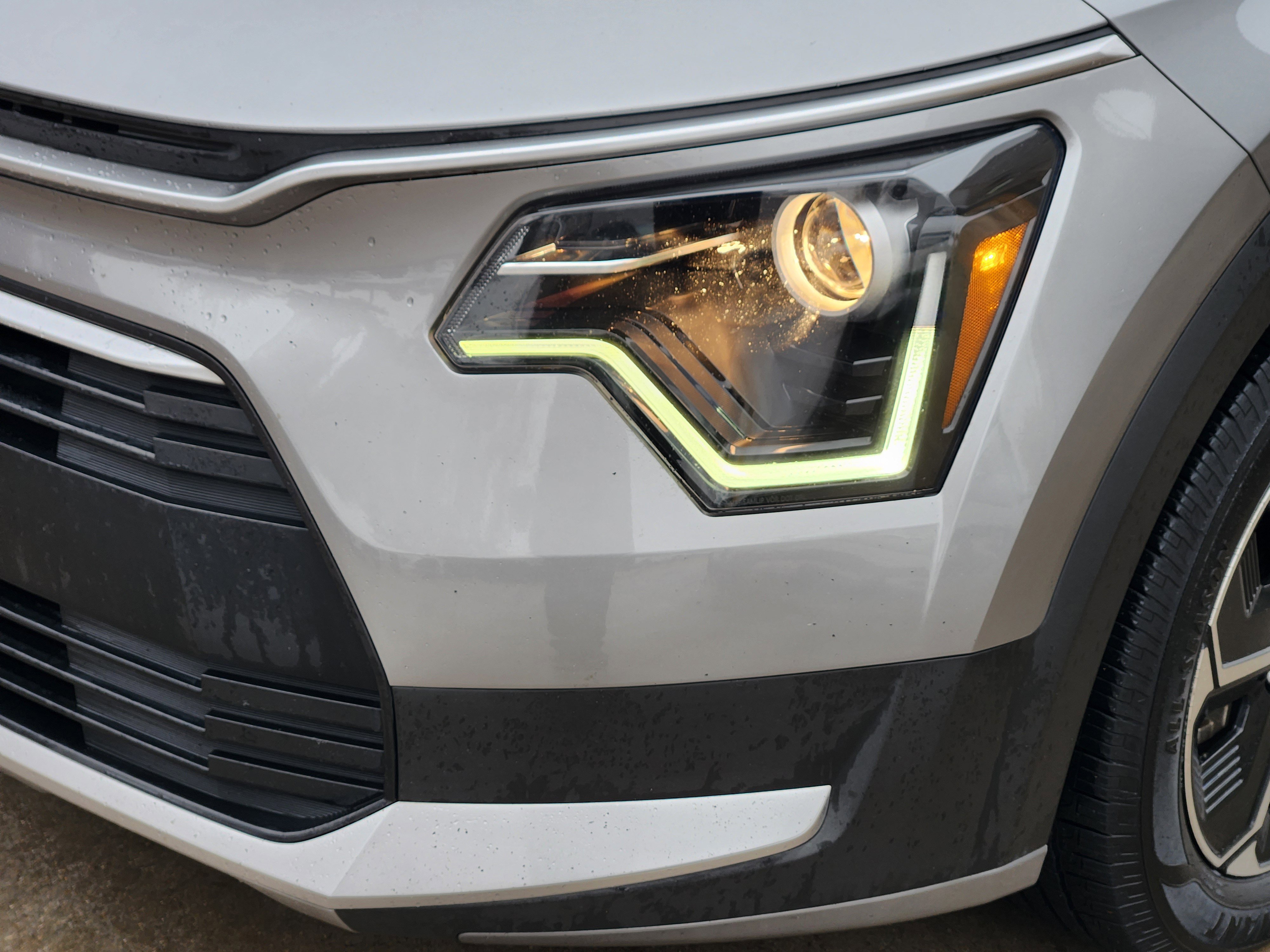 Used 2023 Kia Niro EX image 6