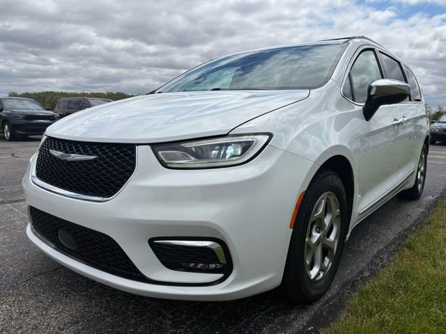 Used 2023 Chrysler Pacifica Limited FWD image 9