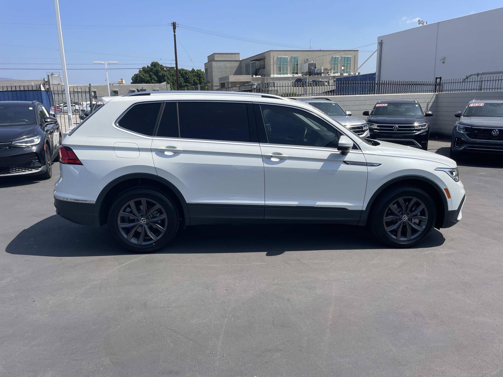 Certified 2023 Volkswagen Tiguan SE FWD image 3
