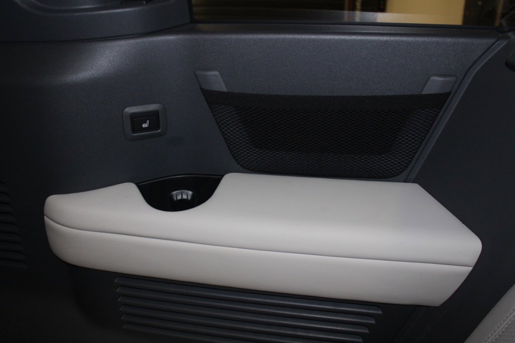 Used 2023 Land Rover Defender 130 SE image 45