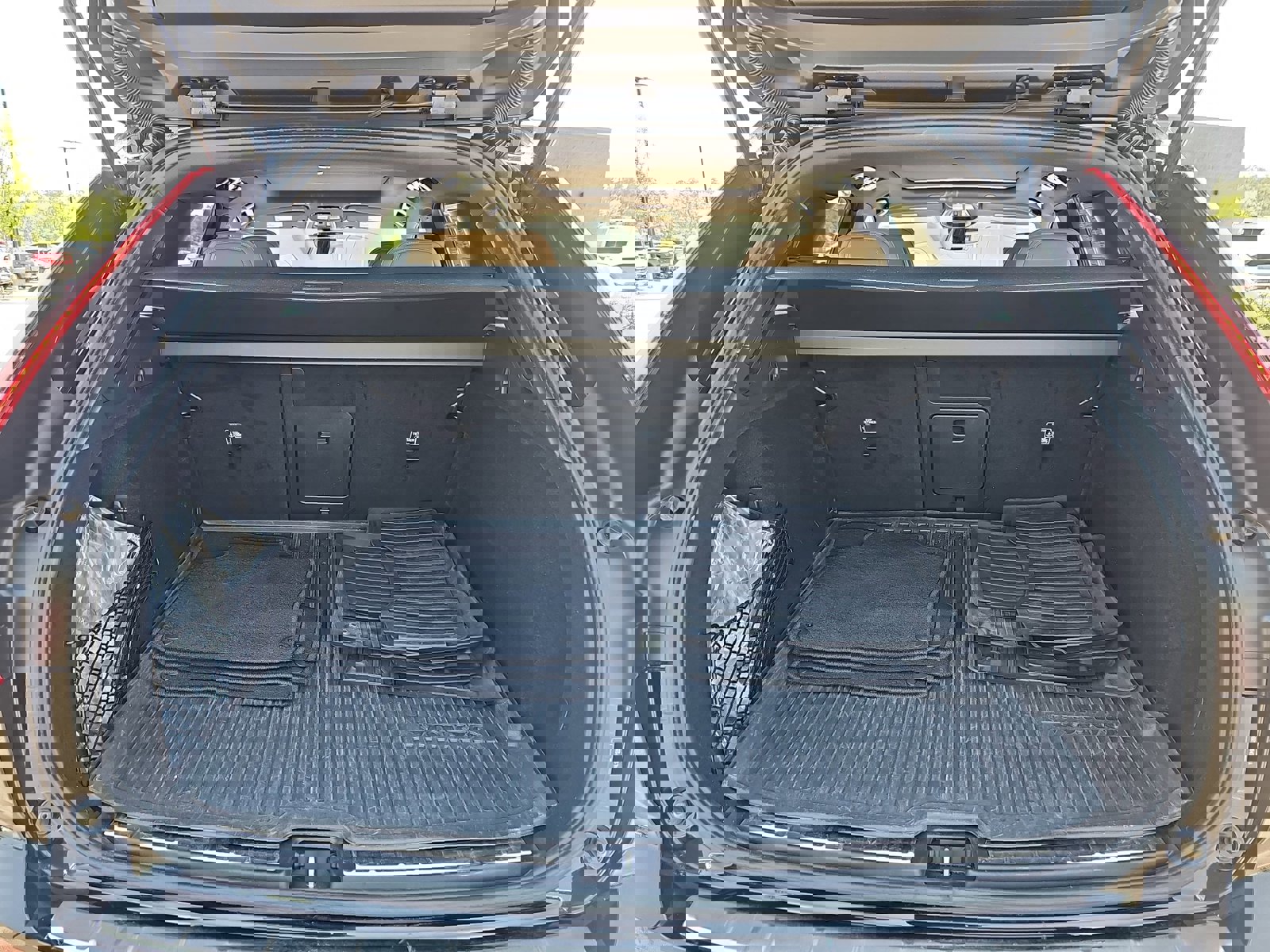 Used 2023 Volvo XC60 B5 Ultimate w/ Protection Package Premier FWD image 12