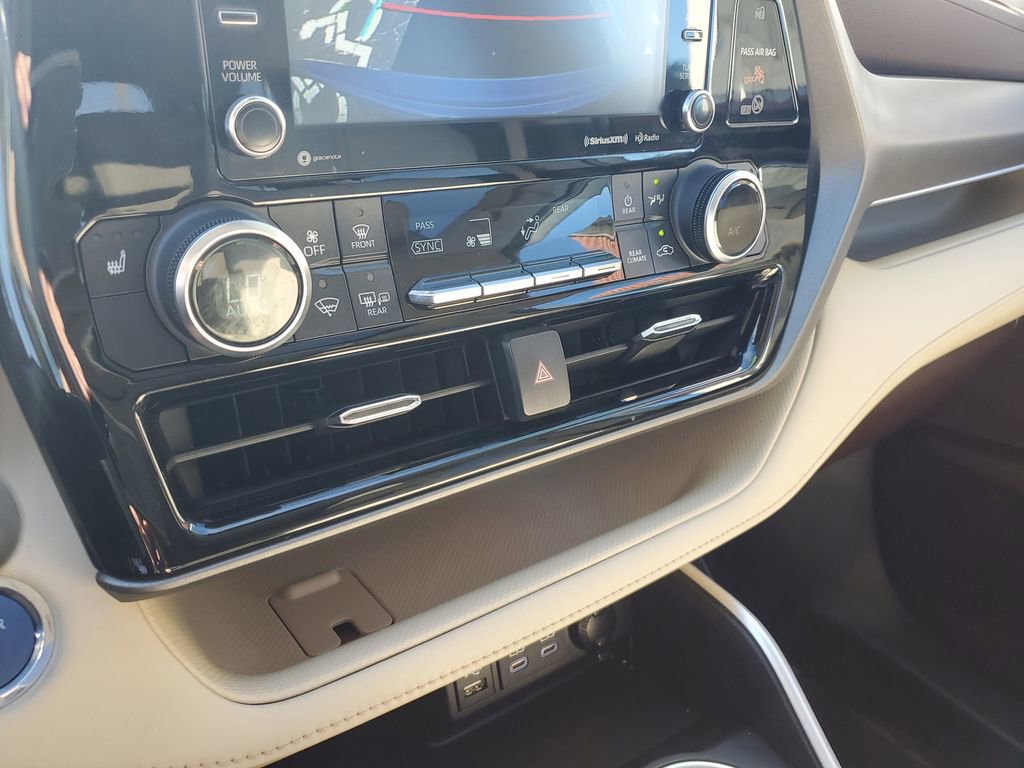 Used 2022 Toyota Highlander XLE image 32
