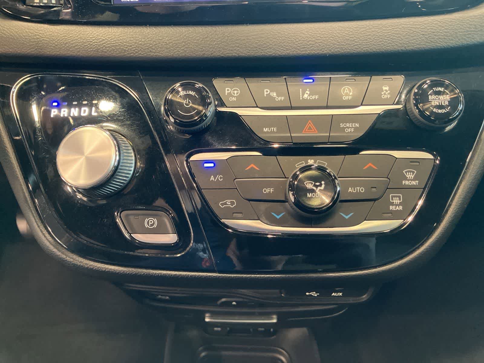 Used 2020 Chrysler Pacifica Touring-L FWD image 21