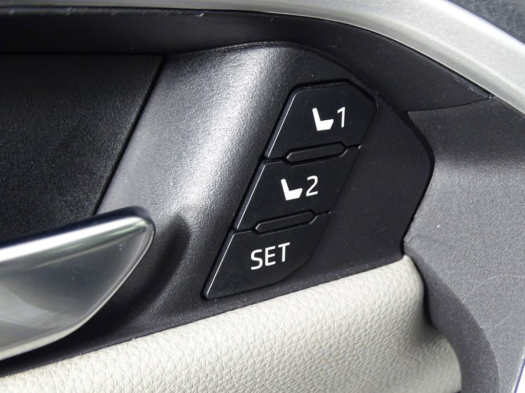 Used 2019 Toyota RAV4 Limited image 19