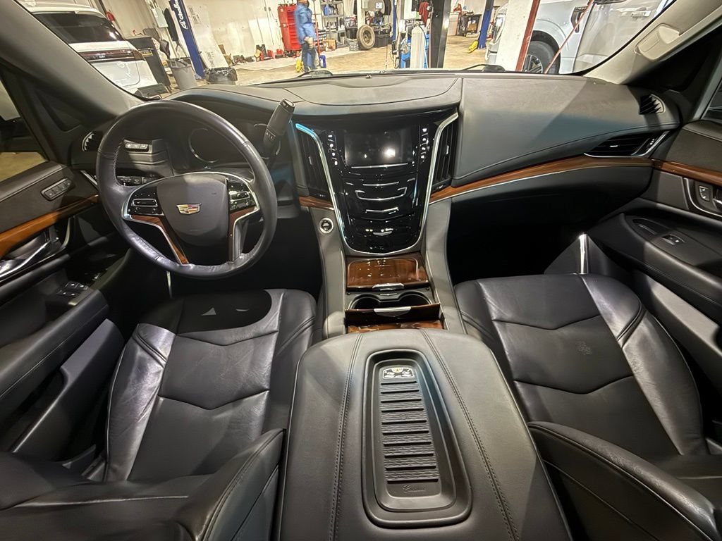 Used 2020 Cadillac Escalade Luxury AWD/4WD image 25