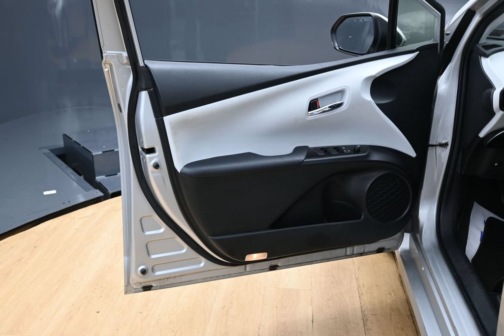Used 2022 Toyota Prius LE FWD image 34