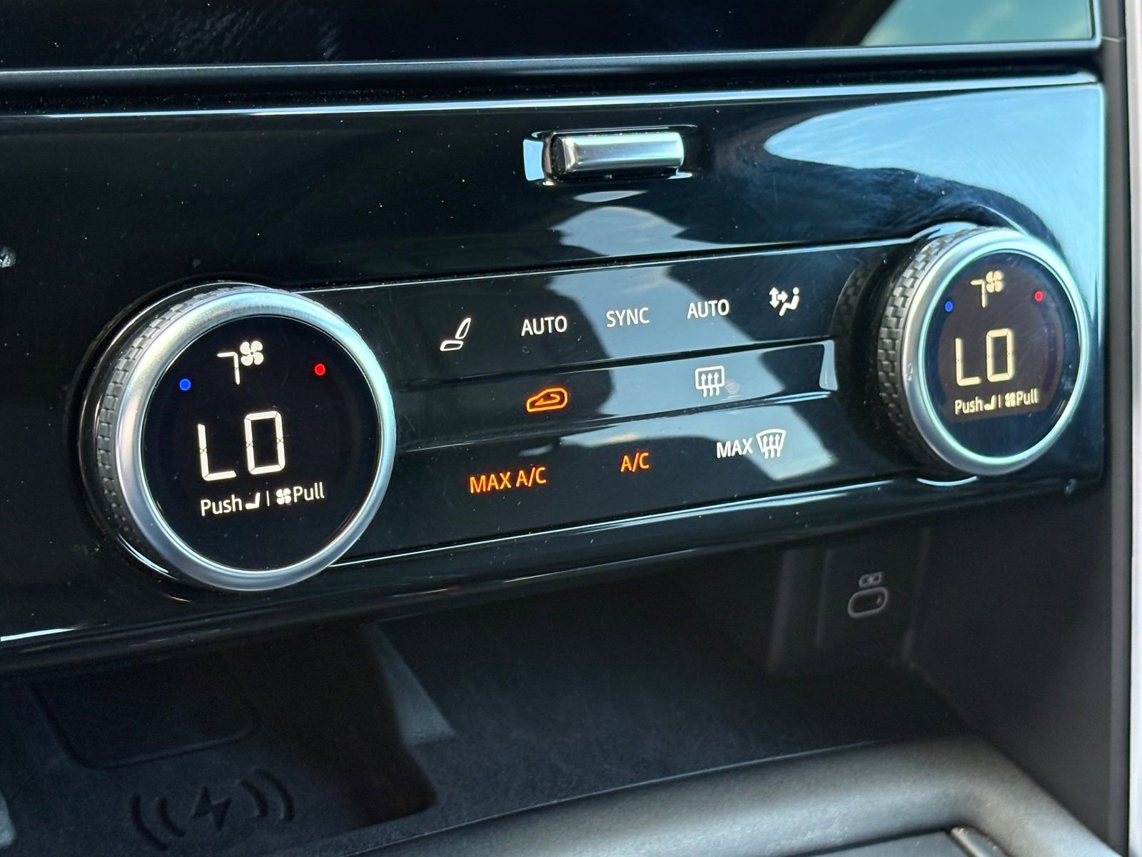 Used 2024 Land Rover Discovery Metropolitan Edition image 24