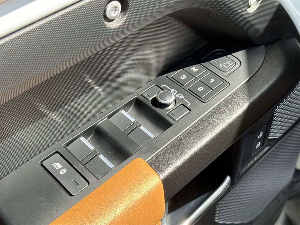 Used 2023 Land Rover Defender 110 V8 image 22
