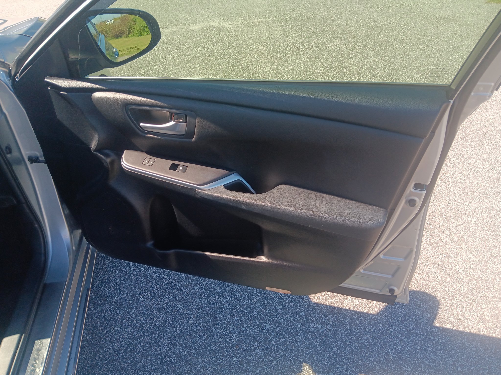 Used 2015 Toyota Camry SE FWD image 25
