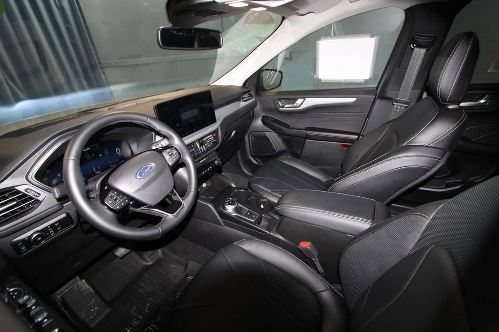 Used 2025 Ford Escape Platinum w/ Premium Technology Package image 2