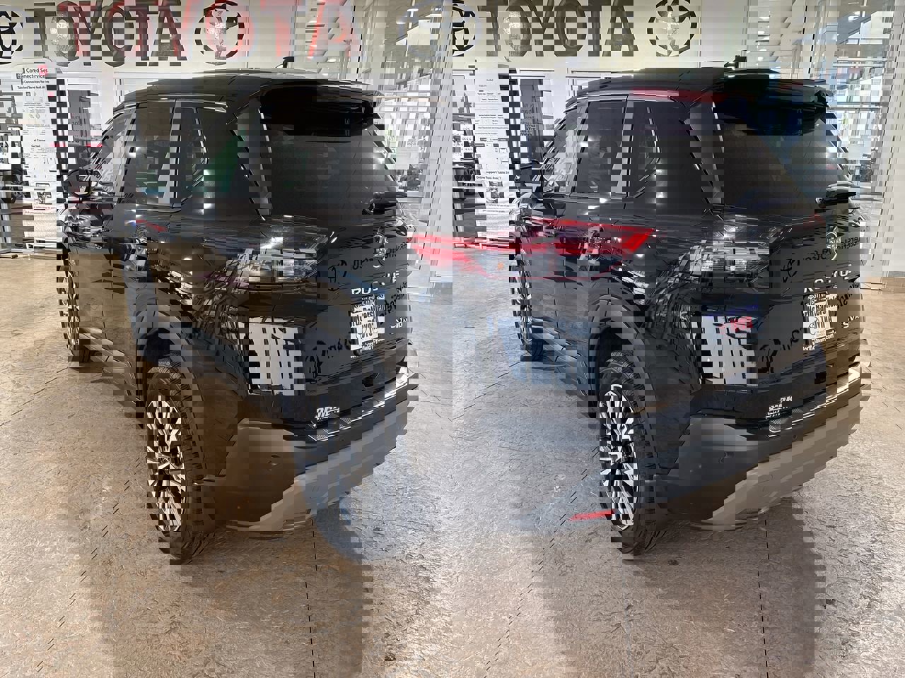 Used 2023 Nissan Rogue SV image 8