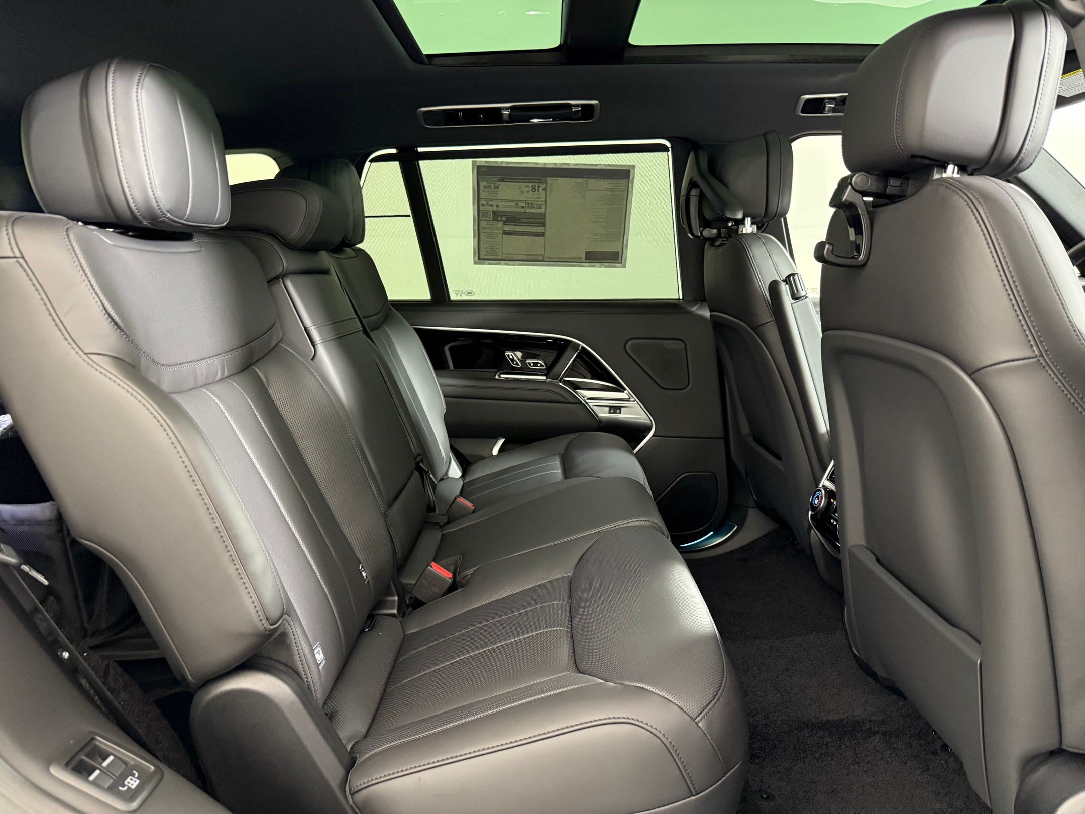 New 2026 Land Rover Range Rover Long Wheelbase SE AWD/4WD image 25