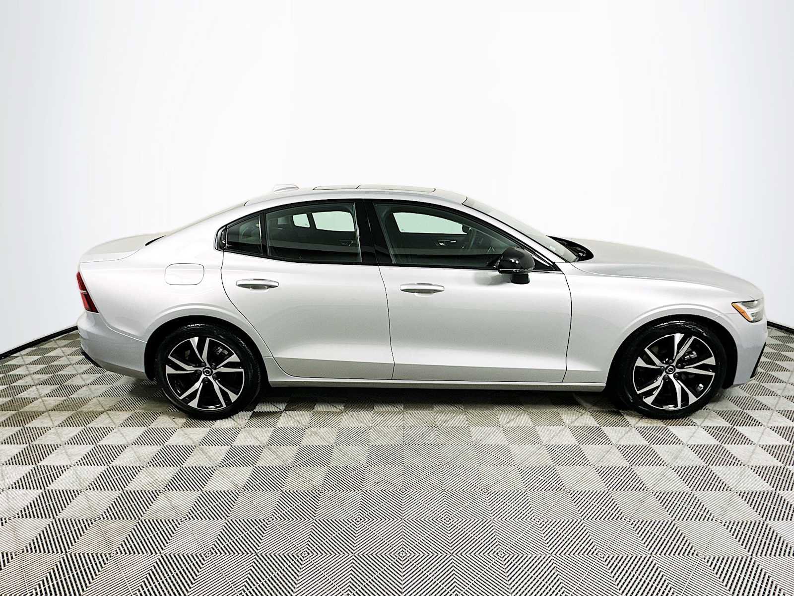 Used 2025 Volvo S60 B5 Core image 8