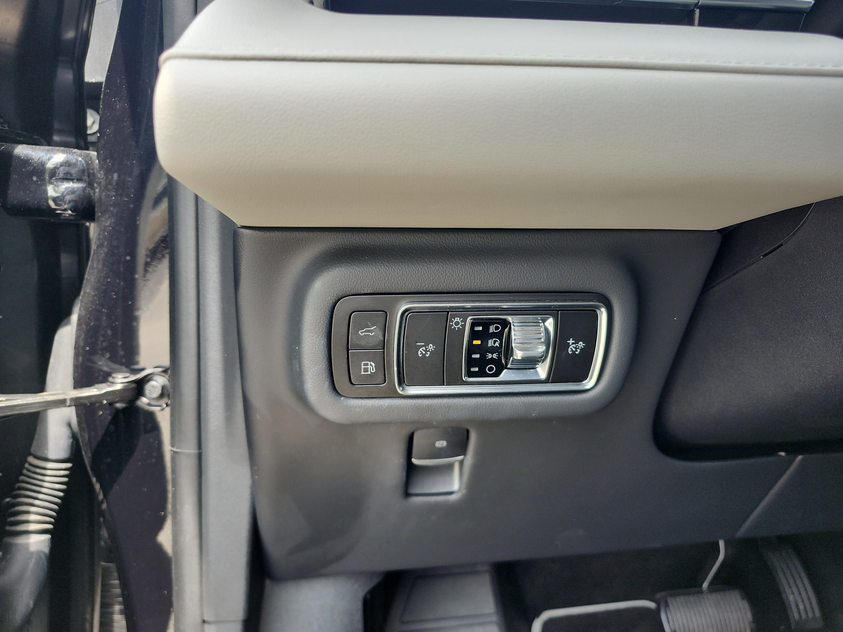 Used 2025 Lincoln Nautilus Premier AWD/4WD image 13
