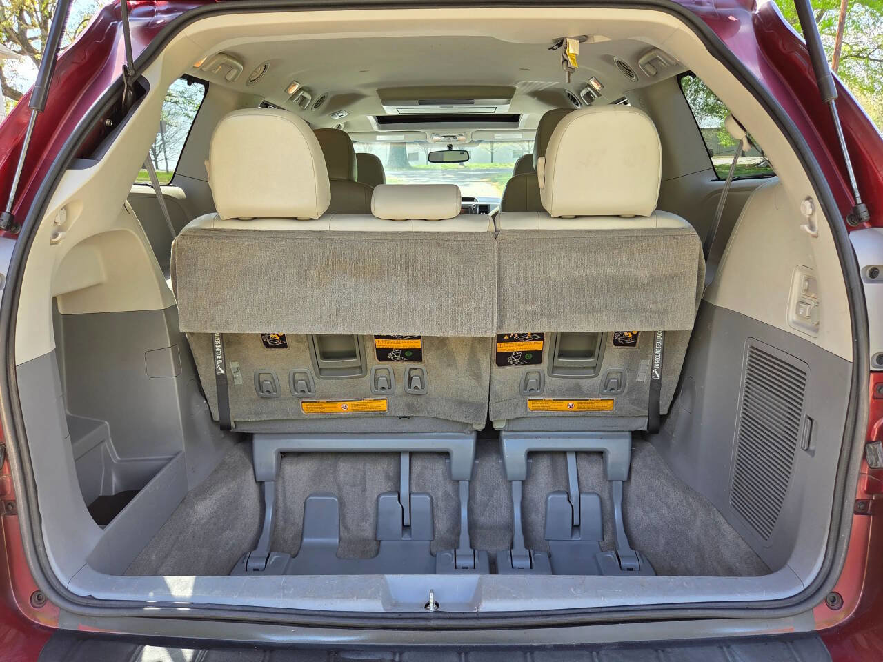 Used 2013 Toyota Sienna XLE image 7