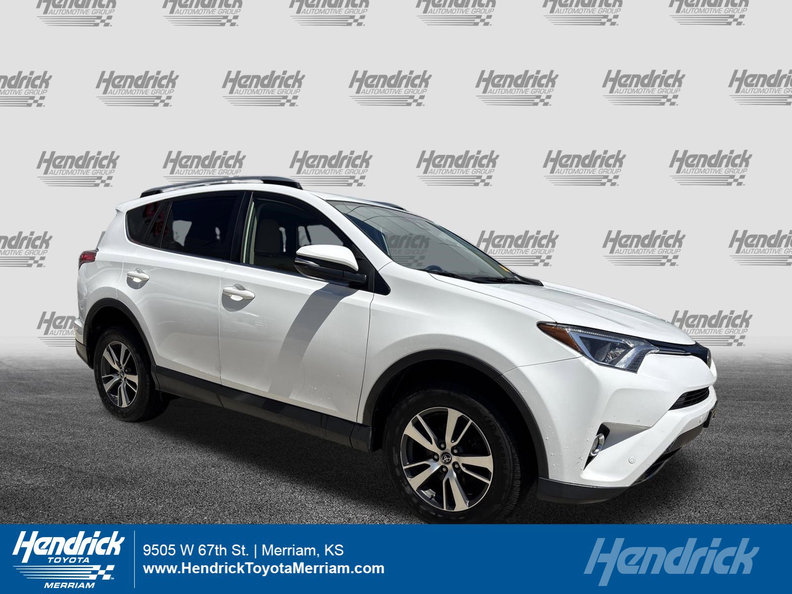 Used 2017 Toyota RAV4 XLE AWD/4WD image 1