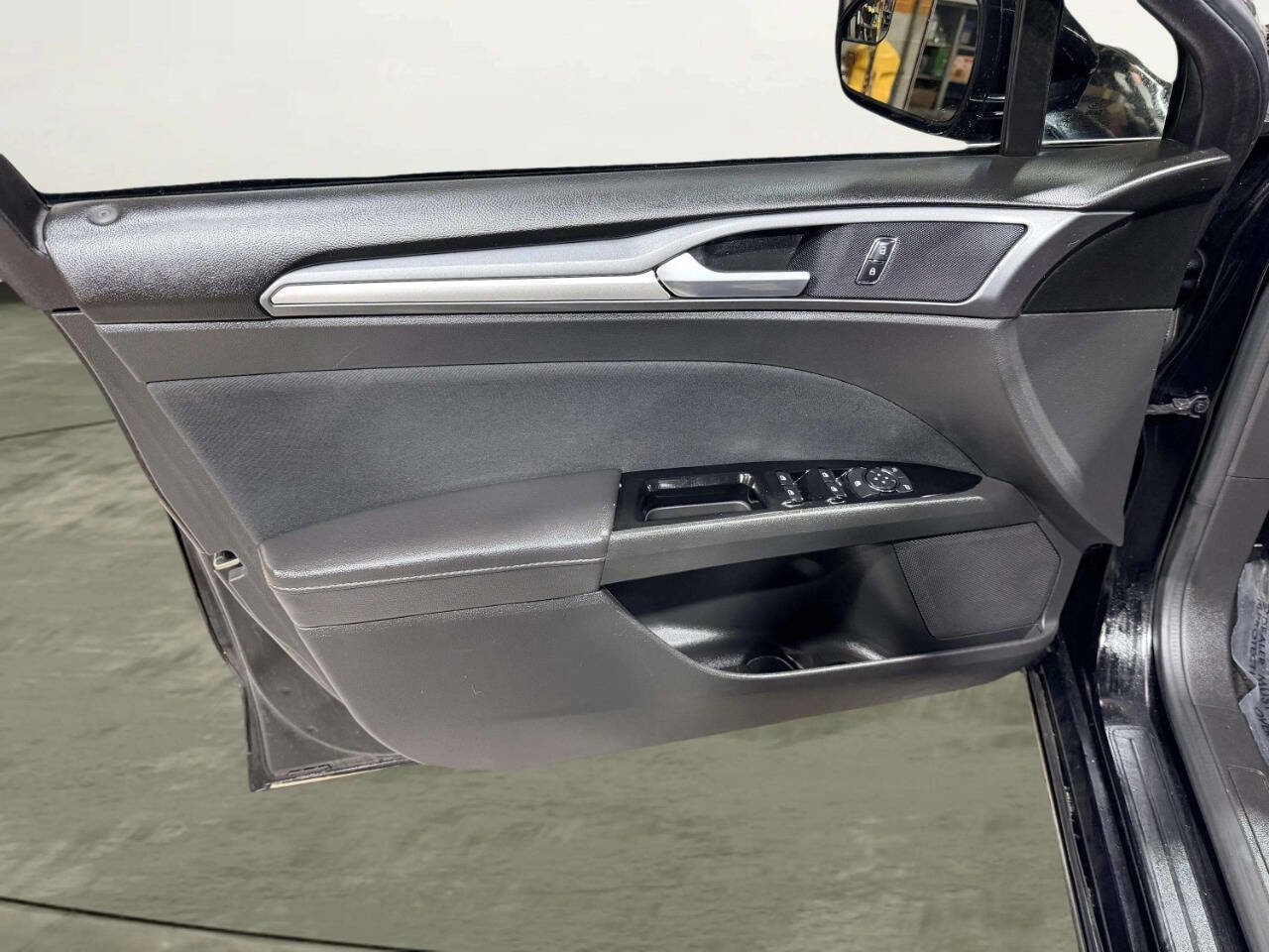 Used 2016 Ford Fusion SE FWD image 12