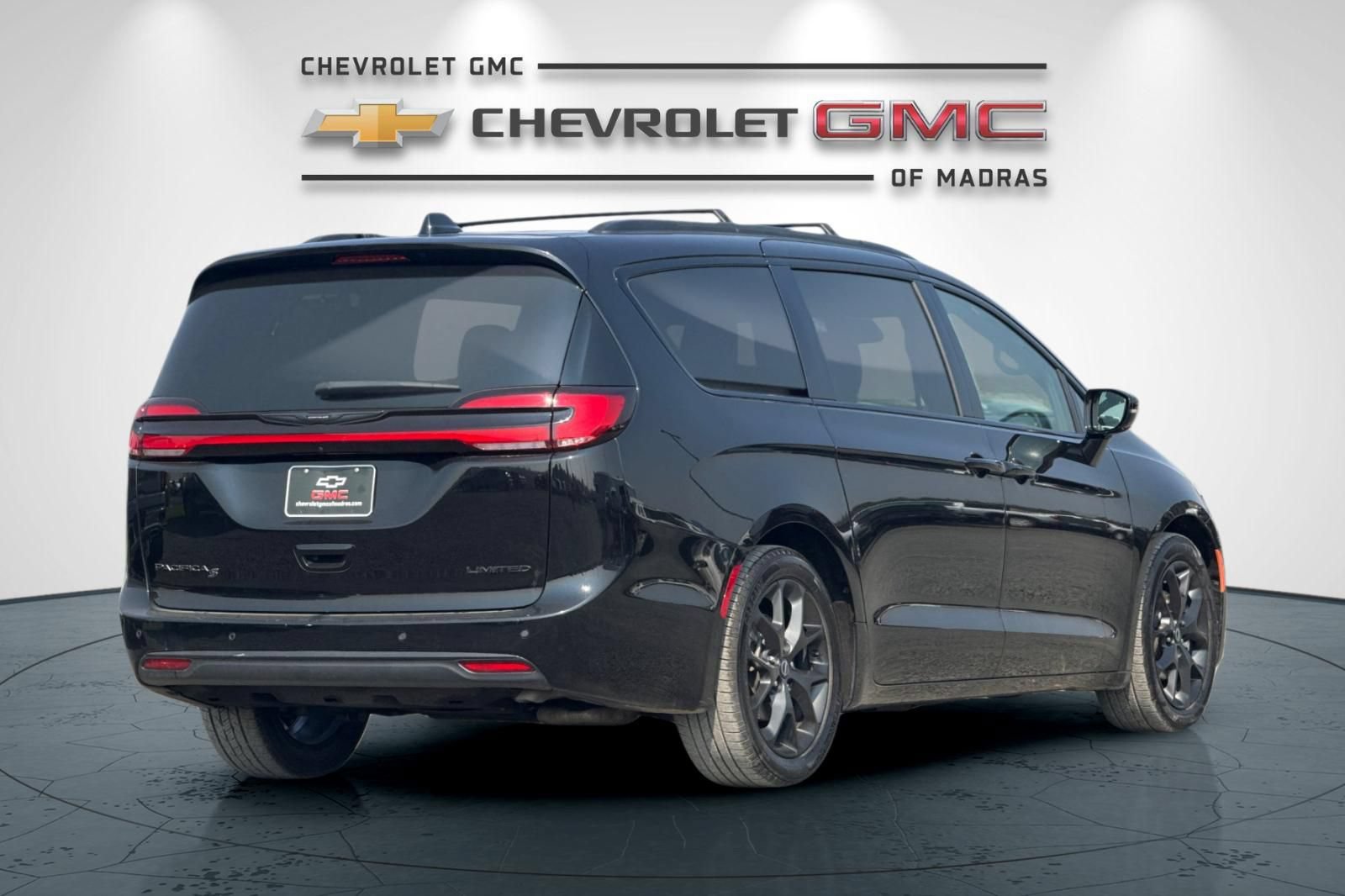 Used 2025 Chrysler Pacifica Limited FWD image 3