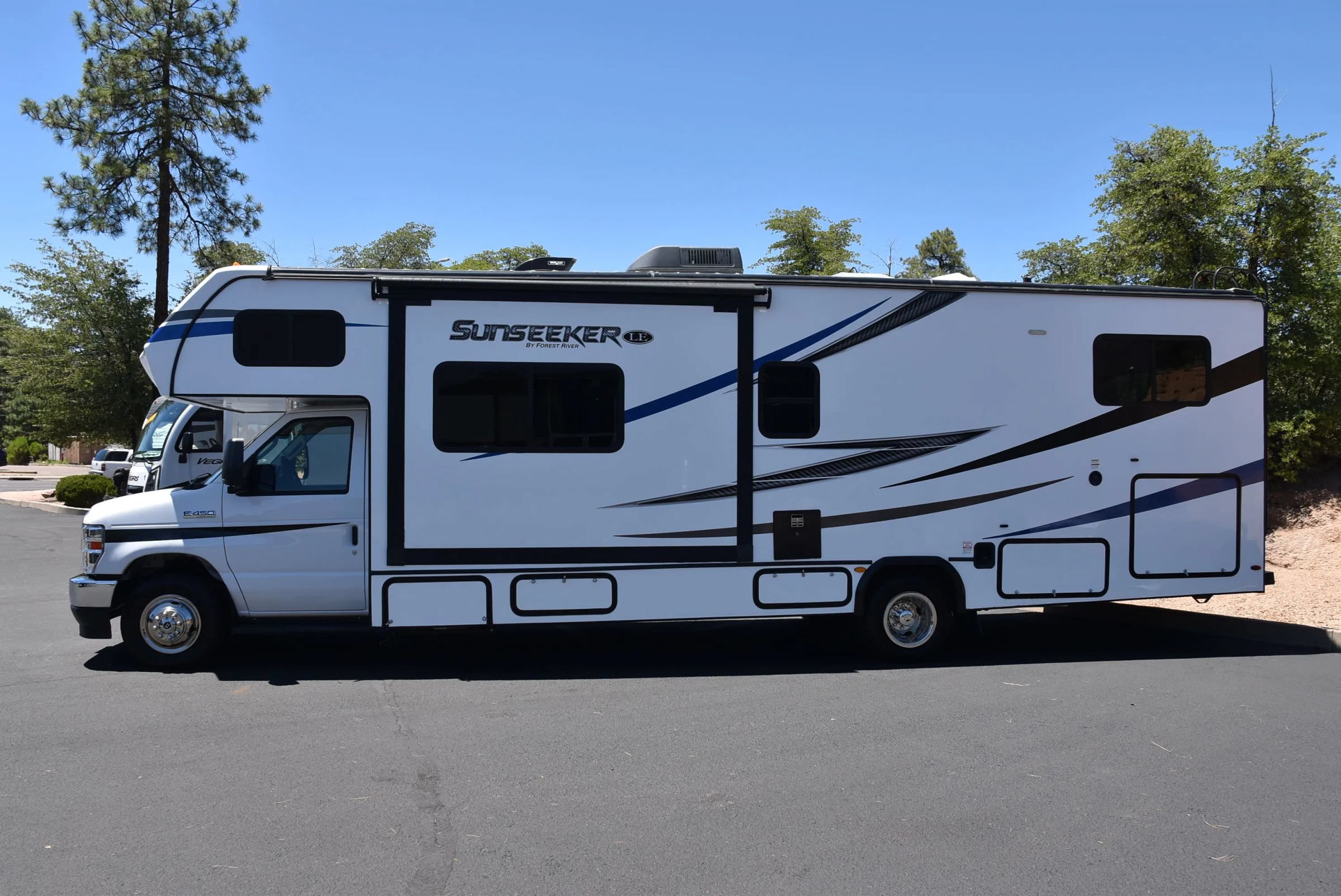 Used 2022 Ford E-450 and Econoline 450 Super Duty w/ Motorhome Prep Package RWD image 2