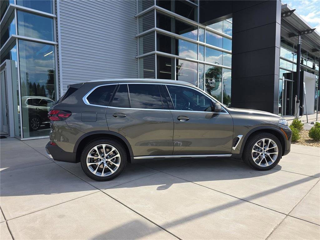 Used 2025 BMW X5 xDrive40i w/ Climate Comfort Package image 2