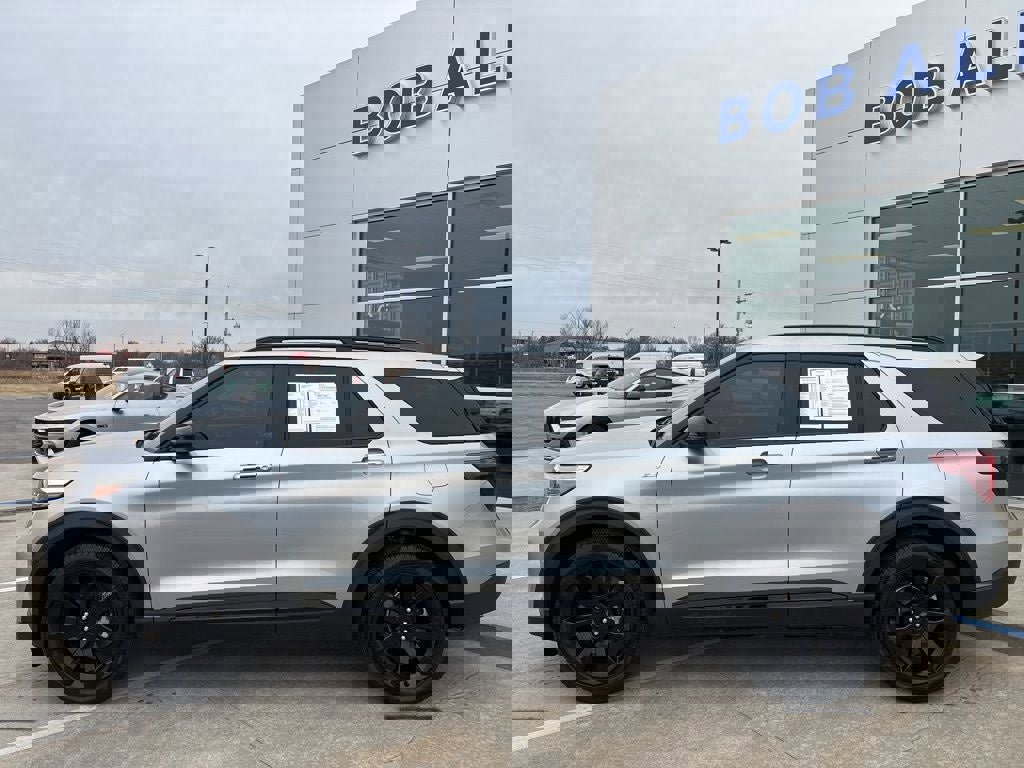 Used 2024 Ford Explorer ST-Line w/ Class IV Trailer Tow Package image 2