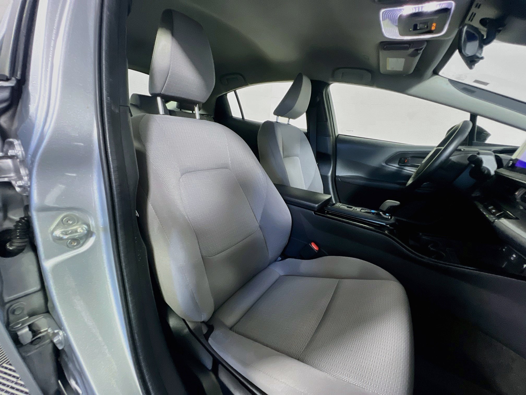 Used 2024 Toyota Prius LE FWD image 31