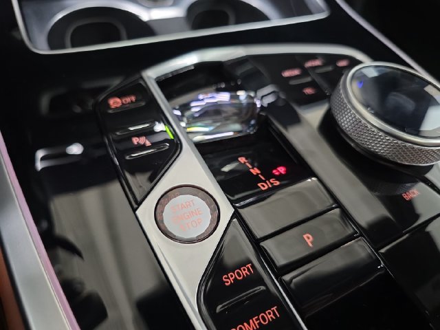 Certified 2025 BMW X7 M60i AWD/4WD image 21