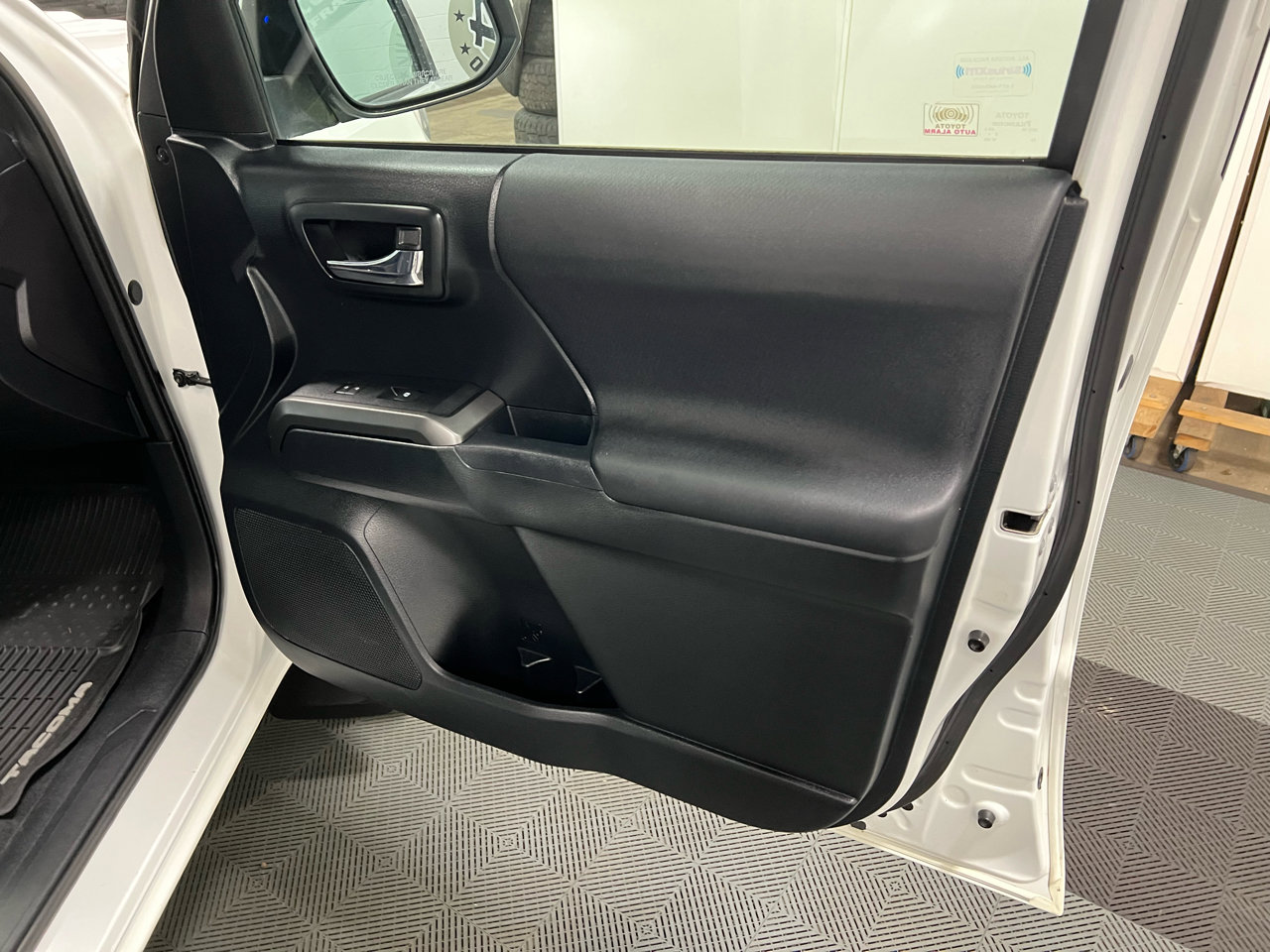 Used 2016 Toyota Tacoma TRD Off-Road image 14