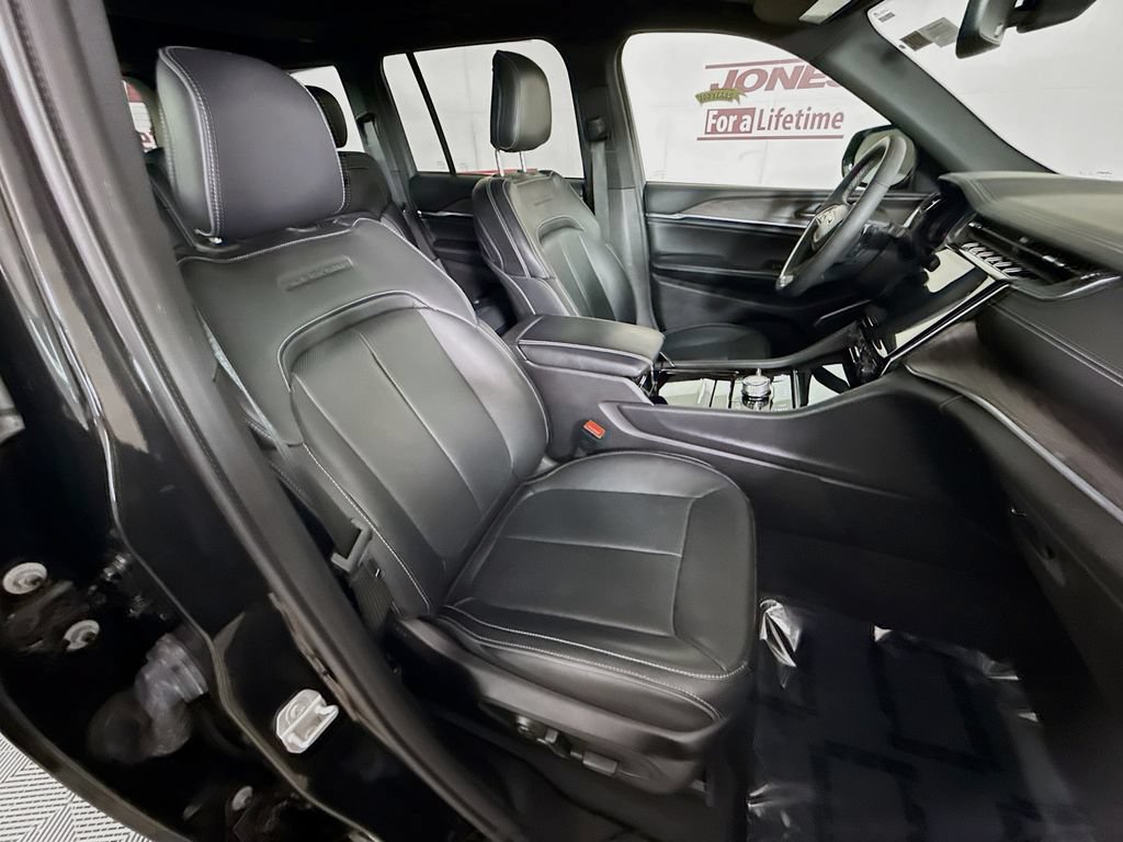Used 2023 Jeep Grand Cherokee Overland AWD/4WD image 35