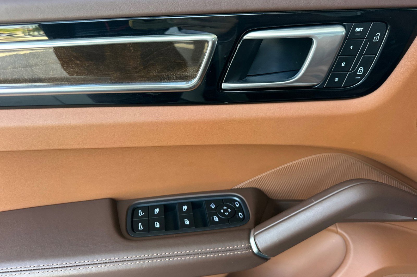 Certified 2023 Porsche Cayenne AWD/4WD image 12
