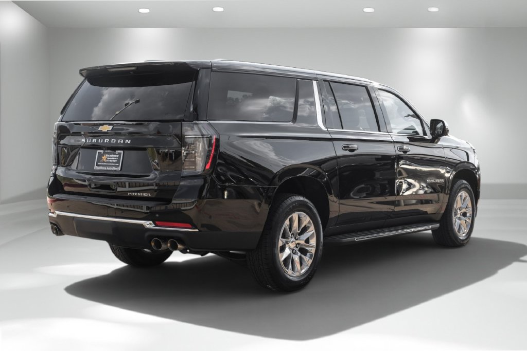 Used 2026 Chevrolet Suburban Premier RWD image 4