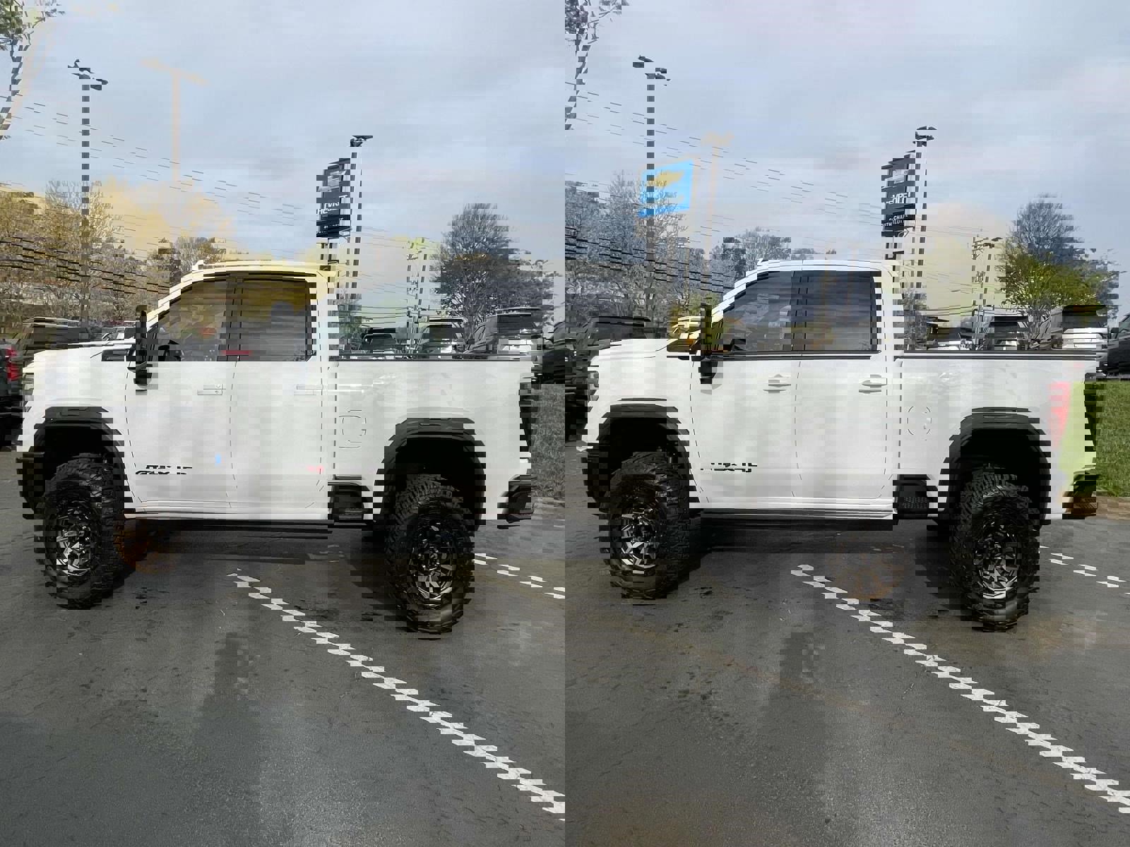 Used 2025 GMC Sierra 2500 AT4X image 8