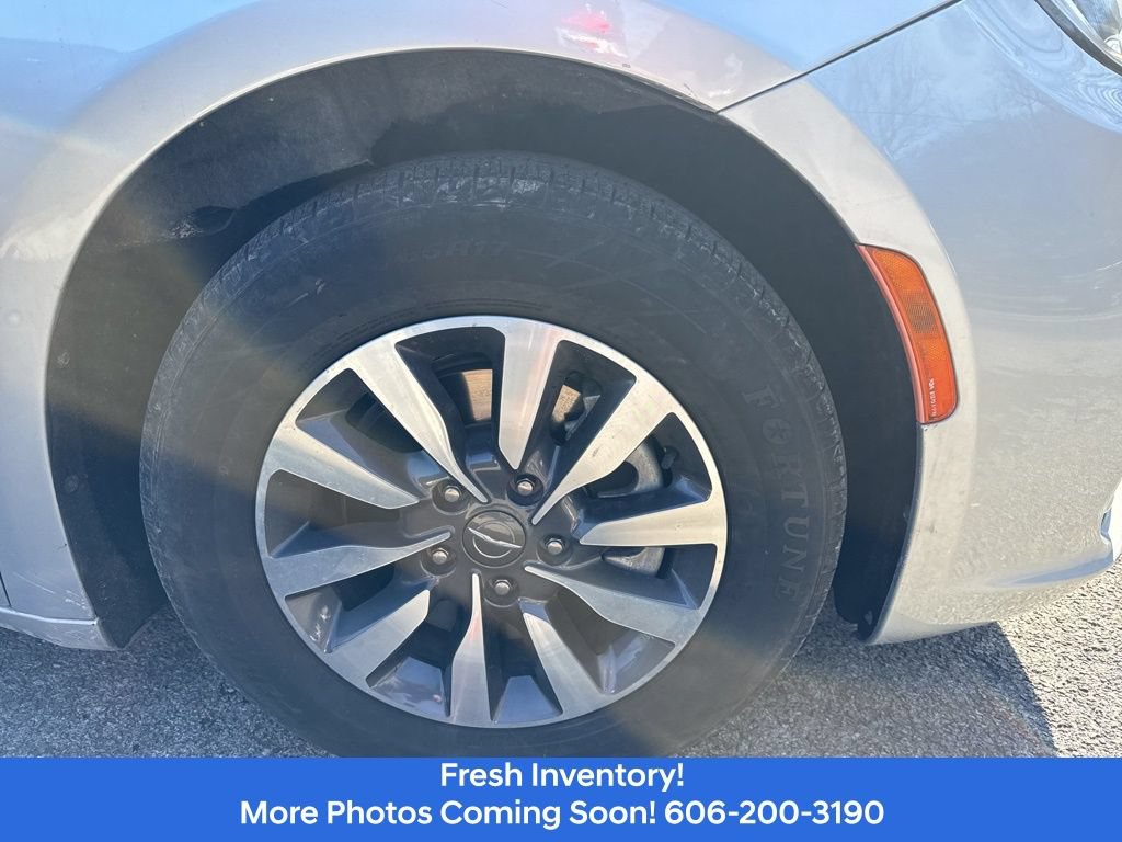 Used 2022 Chrysler Pacifica Touring-L FWD image 4
