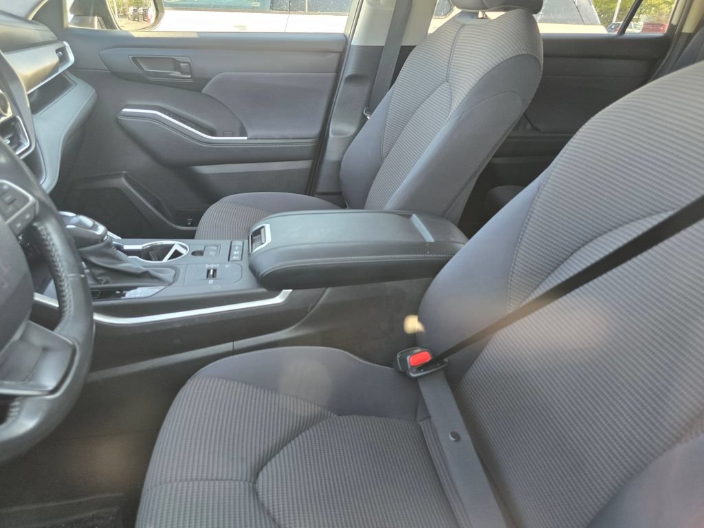 Used 2022 Toyota Highlander LE AWD/4WD image 21
