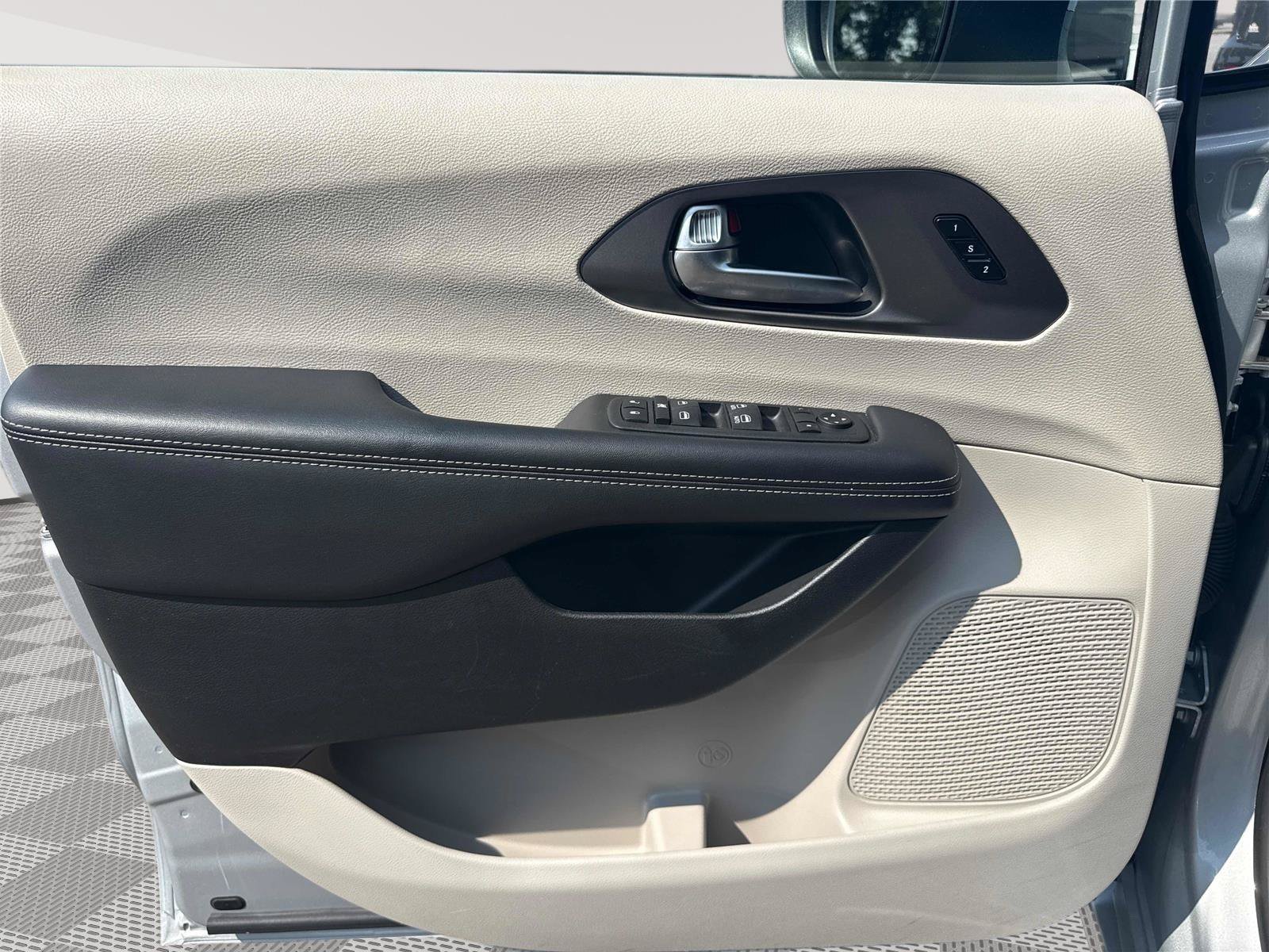 Used 2023 Chrysler Pacifica Touring-L FWD image 10