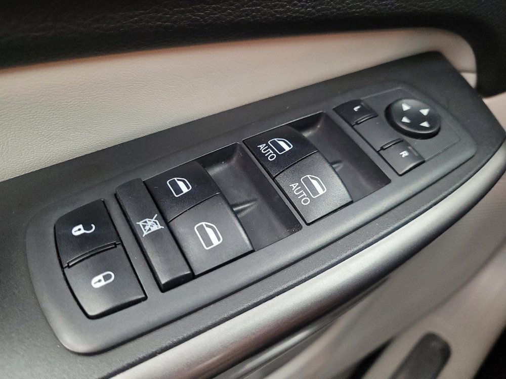 Used 2019 Jeep Cherokee Overland w/ Technology Group image 27