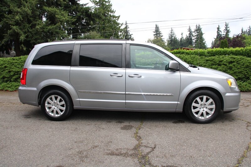 Used 2014 Chrysler Town & Country Touring FWD image 13