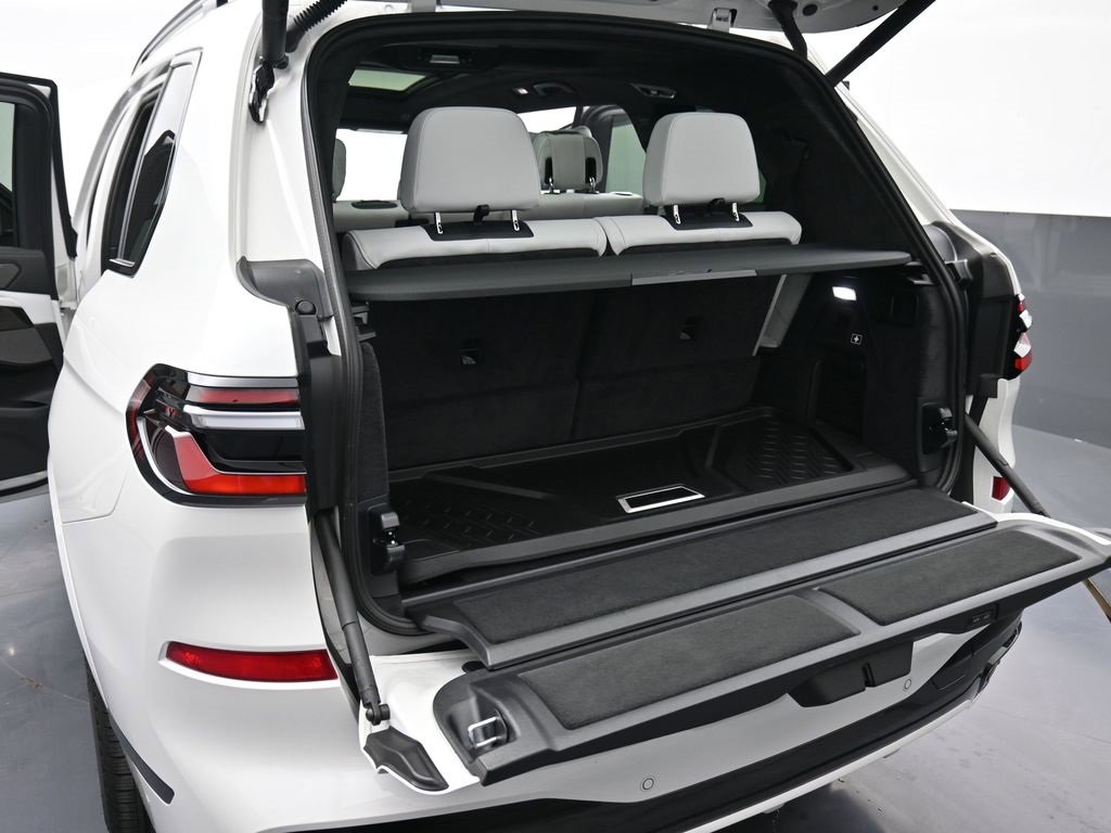 Used 2026 BMW X7 xDrive40i w/ M Sport Package image 19