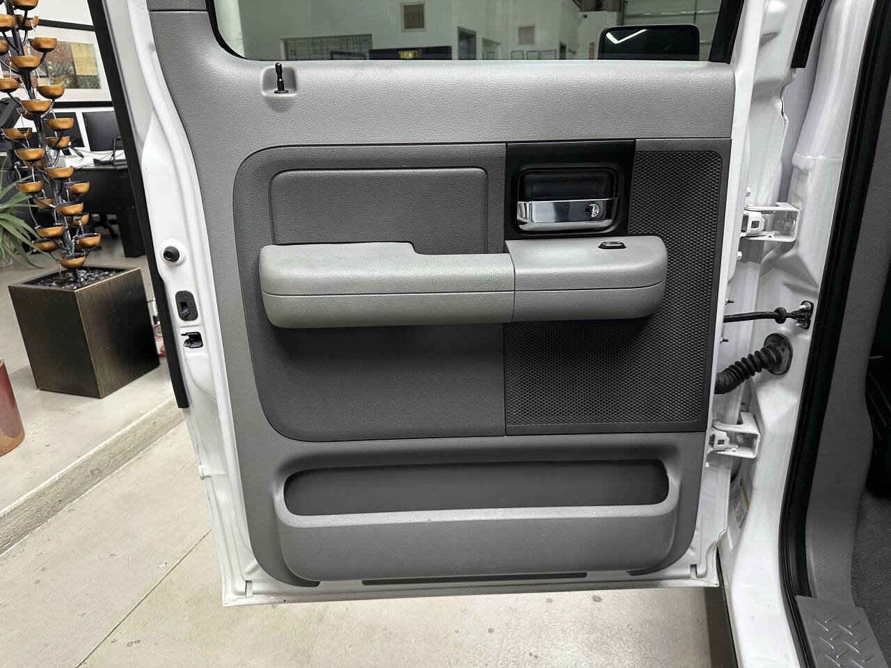 Used 2005 Ford F150 XLT RWD image 12