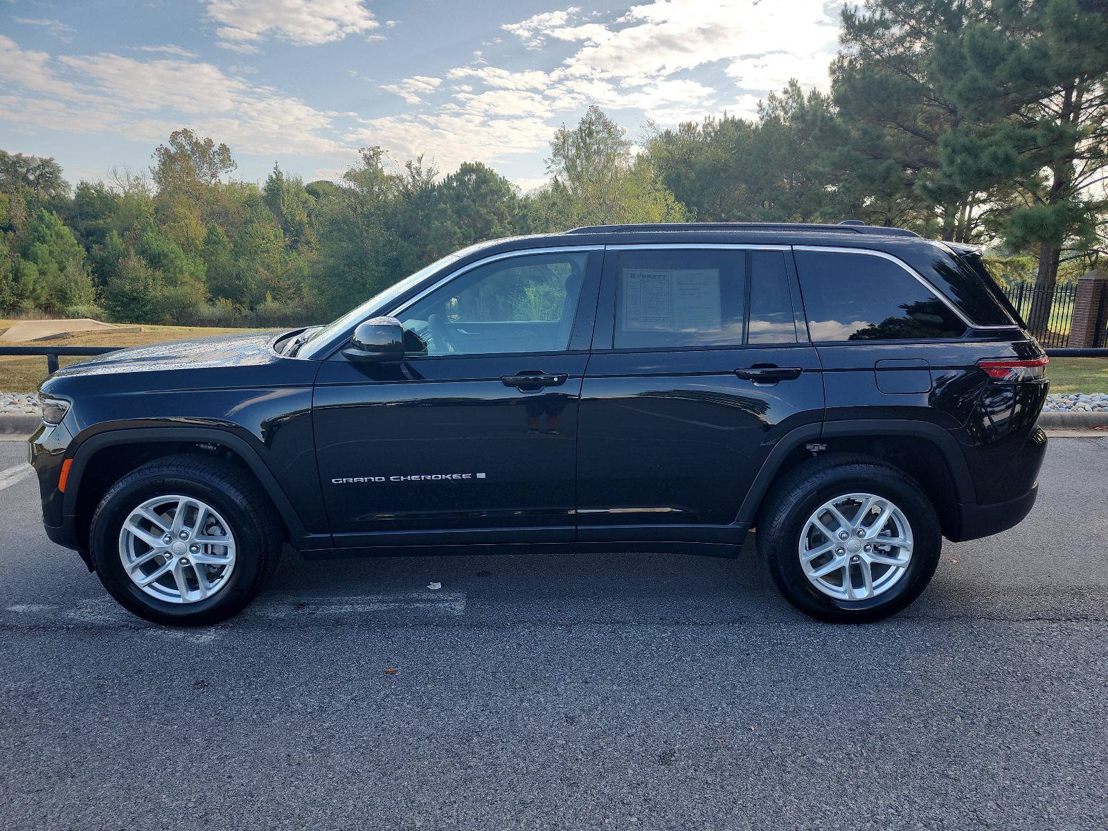 Used 2026 Jeep Grand Cherokee Laredo RWD image 2