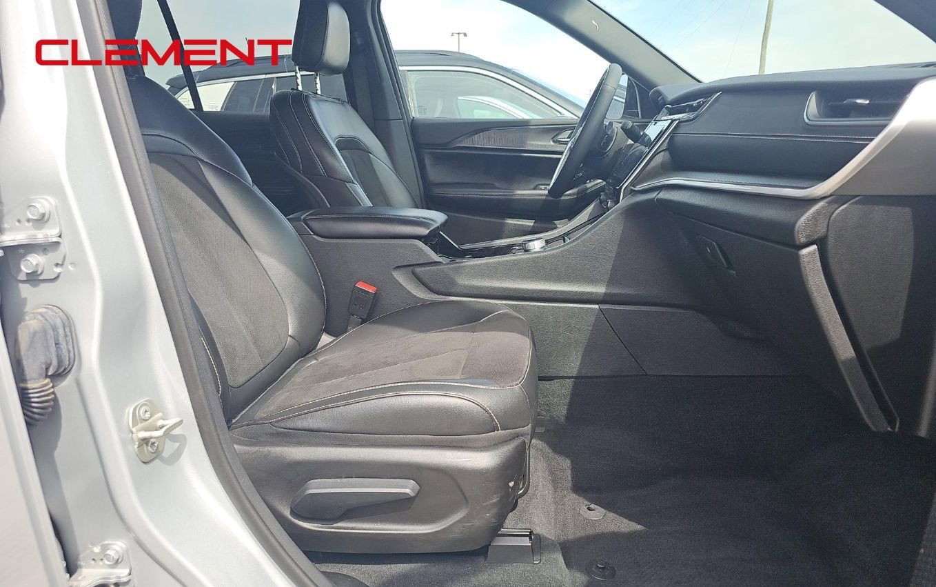 Used 2023 Jeep Grand Cherokee Altitude image 13