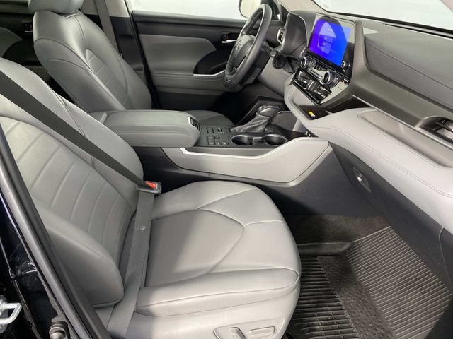 Used 2024 Toyota Highlander XLE AWD/4WD image 12