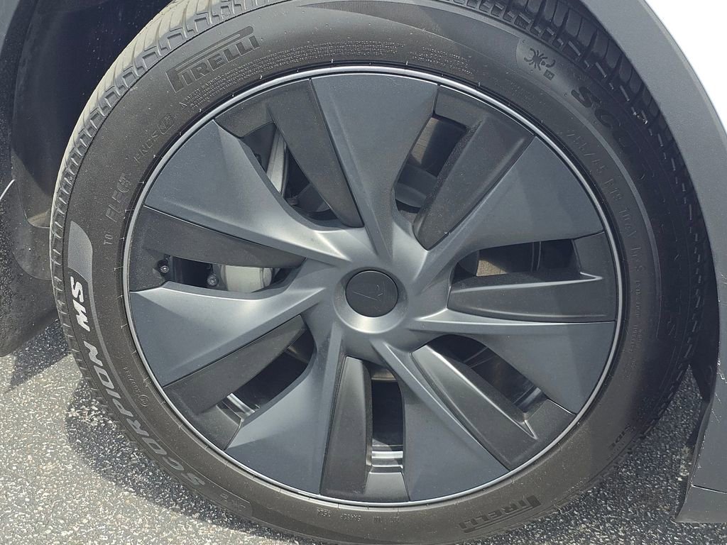 Used 2025 Tesla Model Y Long Range RWD image 9