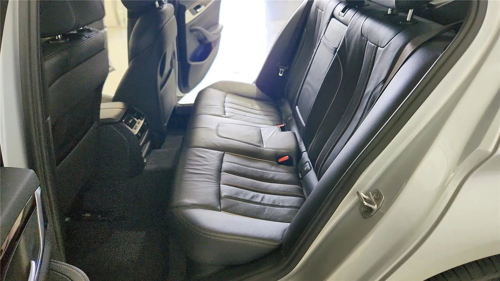 Used 2017 BMW 530i xDrive image 34