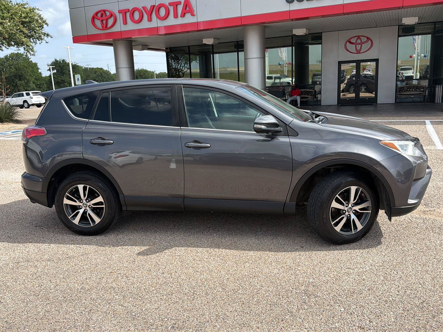 Used 2018 Toyota RAV4 XLE AWD/4WD image 2