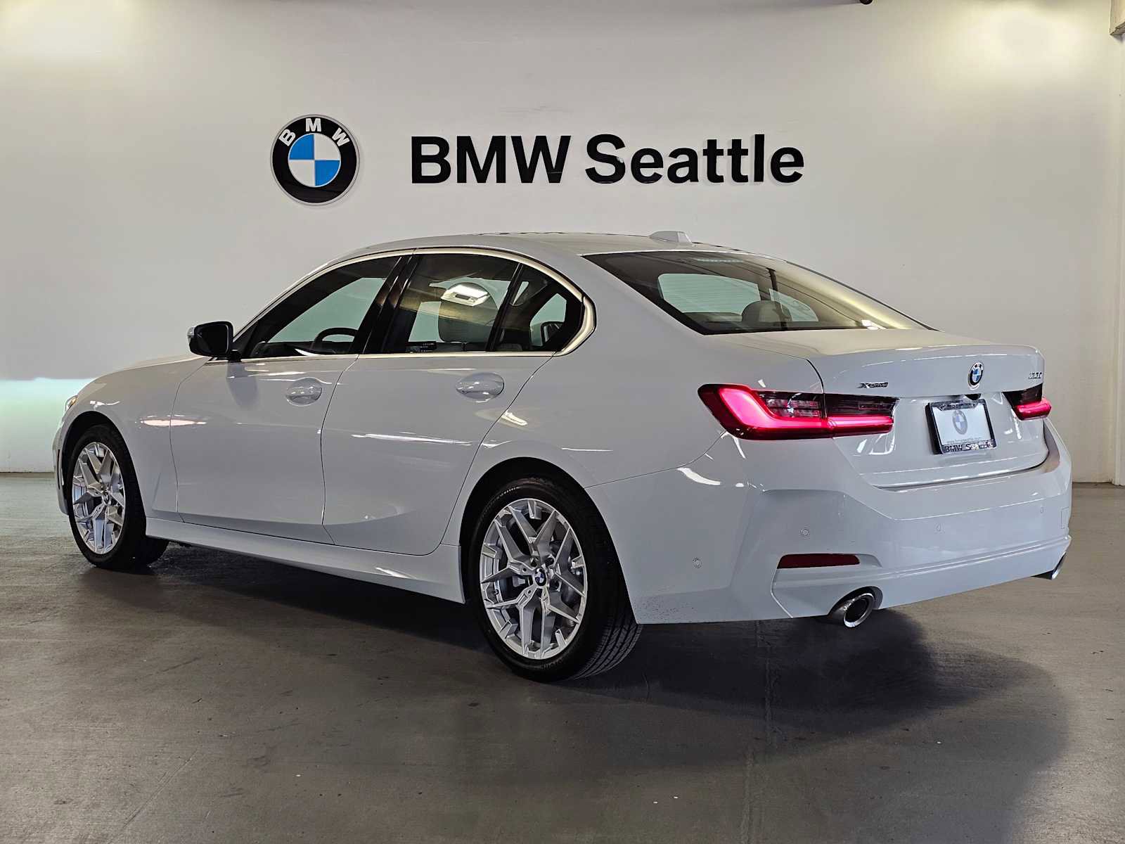Used 2025 BMW 330i xDrive 330i xDrive w/ Premium Package image 4
