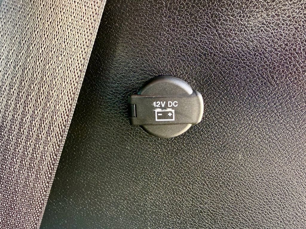 Used 2025 Chrysler Pacifica Select image 16